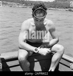 Dutch Antilles and Suriname at the time of the royal visit of Queen Juliana and Prince Bernhard in 1955  A diver on a boat in the Fuik Bay Date: October 1955 Location: Curaçao Keywords : divers, ships Stock Photo