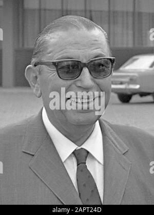 Aankomst Turkse minister van Buitenlandse Zaken Ihsan Sabri Caglayangil op Schiphol, rechts minister Luns  15 juli 1968 Stock Photo