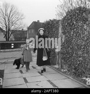 Visit to Prime Minister Hedtoft and his family  Ella Hedtoft with her daughter and the dog on the garden path Date: March 1954 Location: Denmark, Copenhagen Keywords: fences, dogs, children, mothers, gardens, homes Personal name: Hedtoft, Ella Stock Photo