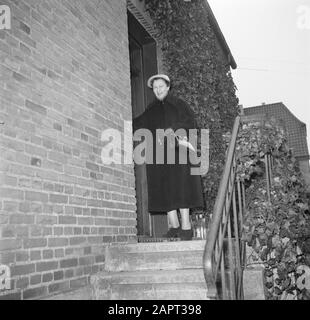 Visit to Prime Minister Hedtoft and his family  Ella Hedtoft on the stairs in front of the front door Date: March 1954 Location: Denmark, Copenhagen Keywords: doors, stairs, gardens, homes Personal name : Hedtoft, Ella Stock Photo