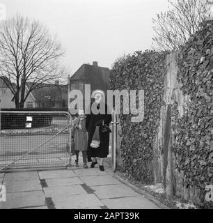 Visit to Prime Minister Hedtoft and his family  Ella Hedtoft with her daughter on the garden path Date: March 1954 Location: Denmark, Copenhagen Keywords: fences, children, mothers, gardens, housing Personal name: Hedtoft, Ella Stock Photo