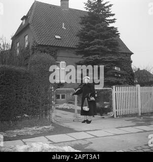 Visit to Prime Minister Hedtoft and his family  Ella Hedtoft in front of the entrance gate of the garden Date: March 1954 Location: Denmark, Copenhagen Keywords: fences, gardens, homes Personal name: Hedtoft, Ella Stock Photo