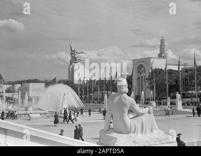 World Exhibition Paris 1937  View from the terraces of the Palais de Chaillot on the water feature with fountains, the Eiffel Tower, the pavilion of Sweden, the Soviet Union and that of Romania, with foreground a picture Date: 1937 Location: France, Paris Keywords: sculptures, fountains, flags, world exhibitions Stock Photo