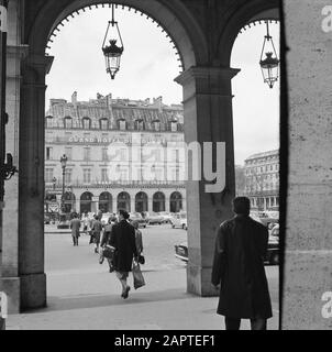 Pariser Bilder [The street life of Paris]  Grand Hôtel du Louvre at the Place André Malreux Date: 1965 Location: France, Paris Keywords: hotels, squares, street images