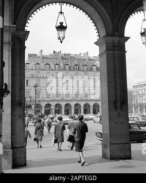 Pariser Bilder [The street life of Paris]  Grand Hôtel du Louvre at the Place André Malreux Date: 1965 Location: France, Paris Keywords: hotels, squares, street images