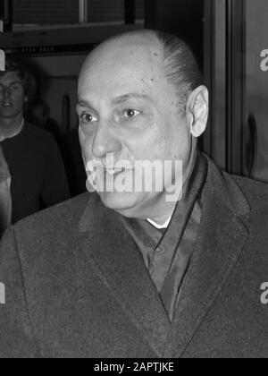 Aankomst op Schiphol van dr. M. G. Candau (directeur genraal Wereld Gezondheidsorganisatie), links minister Stuyt  21 februari 1972 Stock Photo