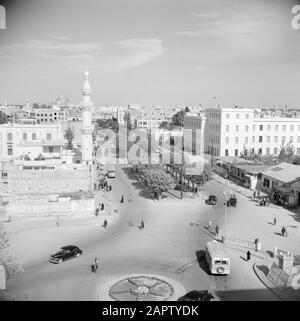 Middle East 1950-1955: Syria - Damascus  Jamal Pasha street also known as Avenue de la victoire with the building of the post administration and part of a mosque with minaret Date: 1950 Location: Damascus, Syria Keywords: buses, buildings, minarets, street images Stock Photo