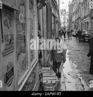 Pariser Bilder [The street life of Paris]  Boy with baguette Date: 1965 Location: France, Paris Keywords: groceries, bread, children, street images