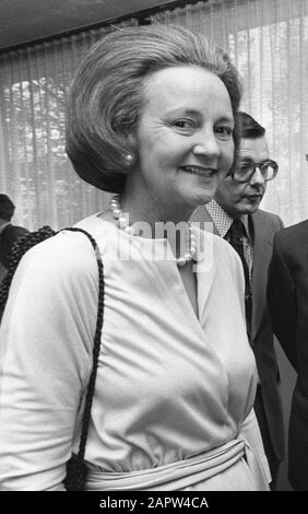 Katharine Graham [1917-2001], publisher of The Washington Post, guest at a meeting of the Dutch newspaper Press (NDP)  Vlnr Graham, mr. Nouwen (board member NDP), the American ambassador and his wife Date: May 22, 1975 Keywords: ambassadors, publishers Personal name: Graham, Katharine, Nouwen, mr. J.J. Stock Photo