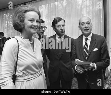 Katharine Graham [1917-2001], publisher of The Washington Post, guest at a meeting of the Nederlandse Dagblad Press (NDP)  Vlnr Graham, mr. Nouwen (board member NDP), the American Ambassador Date: May 22, 1975 Keywords: ambassadors, publishers Personal name: Graham, Katharine, Nouwen, mr. J.J. Stock Photo