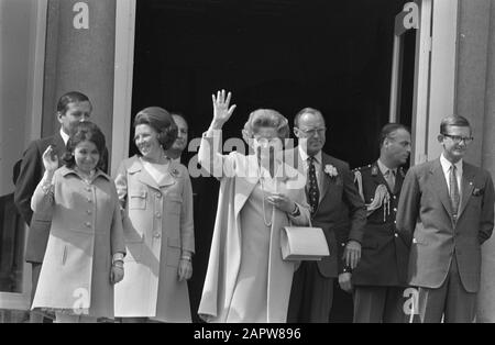 Queen Juliana turns 60 years  Queen Juliana is 60 years old. From l.n.r. Princess Beatrix, Queen Juliana, Prince Bernhard and Pieter van Vollenhoven Date: 30 April 1969 Keywords: queen day, waving Personal name: Beatrix, princess, Bernhard (prince Netherlands), Juliana (queen Netherlands), Vollenhoven, Pieter van Stock Photo