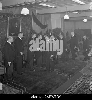 50th anniversary cigar factory Karel I Eindhoven  Men shake hands during reception, left on the wall a portrait of Henri van Abbe Annotation: The portrait of Henri van Abbe, founder of the Karel I Cigar Factories, is manufactured by Piet van der Hem. Date: 1 January 1950 Location: Eindhoven Keywords: factories, party clothing, shaking hands, men, paintings, tobacco industry Stock Photo