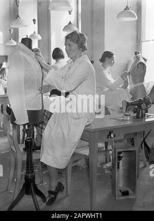 Meisterschule für Fashion  Girls at work at the fashion school in Munich Date: March 1935 Location: Germany, Munich Keywords: vocational education, fashion Stock Photo