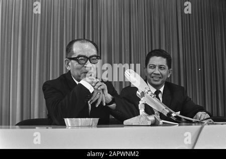 Mohammed Halta (left) passing through Schiphol right Sudjarwo Tjondronegoro. Mohammed Halta at press conference Annotation: Former Prime Minister and Vice President of Indonesia Date: 12 October 1967 Keywords: press conferences, politicians Personal name: Hatta, Mohammad, Sudjarwo, Tjondronegoro Stock Photo