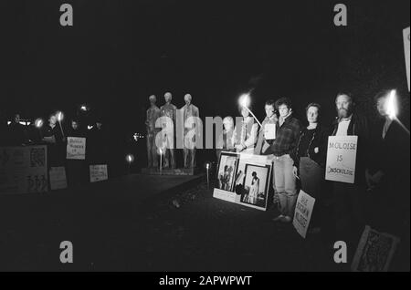 Night vigil for African poet Benjamin Moloise who is justified; people with protestbread at the resistance monument on the Apollolaan Date: October 18, 1985 Location: Amsterdam, Noord- Holland Keywords: Resistance Monuments, poets, night vigil Personal name: Benjamin Moloise Stock Photo