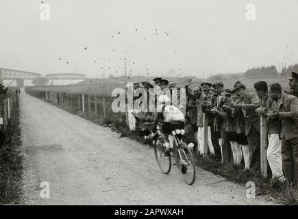 'Spaarnestad Photo/SFA006002540  Sport, Olympische Spelen Amsterdam, 1928. De Italiaanse wielrenner Michele Orecchia tijdens de wegwedstrijd, aangemoedigd door enthousiaste omstanders.; ' Stock Photo