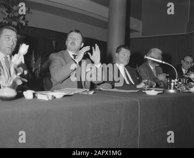 Press conference of Toon Hermans about his new film Toon Hermans, next to him Mr. Wilton Date: 28 January 1959 Keywords: MOVIES, press conferences Personal name: Hermans, Show Stock Photo