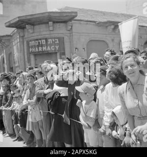 Israel 1948-1949: Jerusalem  Audience, including a man blowing on a shofar (ram horn), at the military parade on May 15, 1949 in Jerusalem on the occasion of the first anniversary of Israel independence Date: 23 Apr 1950 Location: Israel, Jerusalem Keywords: pharmacies, wind instruments, Jewish religion, military parades, national holidays, public, billboards Stock Photo