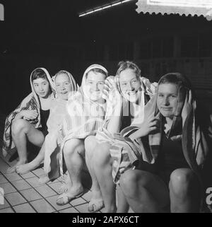 Improvement of two Dutch records by the swimming club Naarden, v.l.n.r. Adrie Lasterie, T. Lagerberg, Dini Koopman, Willy Lambour and Marianne Heemskerk Date: March 10, 1960 Keywords: Swimming clubs Personal name: Heemskerk, Marianne, Koopman, Dinie, Lambour, Willy, Lasterie, Adrie, Zagerberg, T. Stock Photo