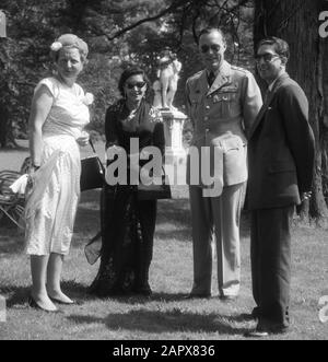 The King of Nepal, Maharaja Mahendra Bir Bikram Shah Deva and his wife, are received by Queen Juliana and Prince Bernhard at Huis ten Bosch; Stock Photo