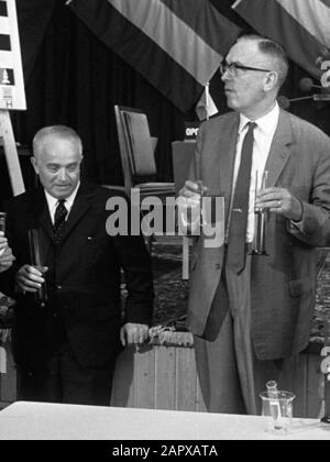 Anefo photo collection. Bobby Fischer in Hilton Hotel in Amsterdam For  discussions with fide chairman Max Euwe (right) about the two camp to the  world championship with Boris Spassky. January 31, 1972.