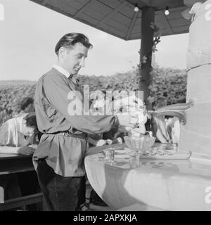 Moselle: Costume and wine festival  Taping of wine from the Weinbrunnen Date: 4 July 1959 Location: Germany, Kröv, Rhineland-Palatinate, West Germany Keywords: costume, public, folk festivals, wine Stock Photo