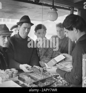 Spanish workers returned to Spain. Spaniards still buy many cigarettes and  cigars before they go home Date: 10 April 1963 Location: Spain Keywords:  WORKERS, CIGAREN, CIGARS Stock Photo