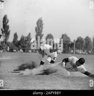 Baseball OVVVO against Scots. The Munnik of OVVVO captures one of the Schotenplayers Date: 28 July 1963 Keywords: BASEBALL Stock Photo