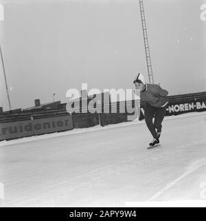 Training Dutch Kernploeg on Deventer ice Rink. Willy de Beer Date: December 12, 1963 Location: Deventer Keywords: SCHEATING, sport Personname: Beer, Willy the Stock Photo