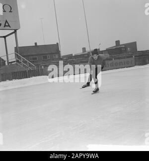 Training Dutch Kernploeg on Deventer ice Rink. Jan Halfweg Date: December 12, 1963 Location: Deventer Keywords: SCHEATSEN, sports Stock Photo