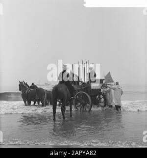 Te Scheveningen commemorated the landing and entry of Prince Willem Frederik. Spectators in 18th century clothing 1813-1863 Date: 30 November 1963 Location: Scheveningen, Zuid-Holland Keywords: Spectators, commemorations, entries, landings Personal name: FREDERIK, WILLEM PRINS Stock Photo