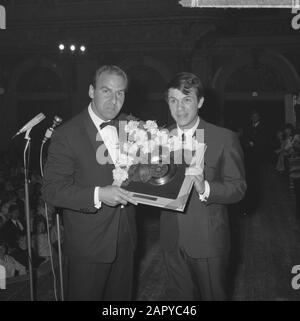 Golden plate for Belgian singer Adamo, awarded in the Concertgebouw, Willem Duys and Adamo with gold plate Date: May 15, 1964 Location: Amsterdam, Noord-Holland Keywords: singers Personal name: Adamo, Salvatore, Duys, Willem Stock Photo