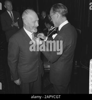 Silver Carnation 1964, v.l.n.r. mr. Marinus van der Goes van Naters, Prince Bernhard Prof. dr. Adriaan Daniel Fokker and M. Benjamin Date: 22 June 1964 Keywords: awards Personal name: Benjamin, M., Bernhard, prince Stock Photo