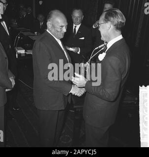 Silver Carnation 1964, v.l.n.r. mr. Marinus van der Goes van Naters, Prince Bernhard Prof. dr. Adriaan Daniel Fokker and M. Benjamin Date: 22 June 1964 Keywords: awards Personal name: Benjamin, M., Bernhard, prince Stock Photo