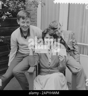 Mrs Vera-Riel Meyer from The Hague wins double football pool, the winner with her sons Dickie 14 and Leslie 8 years Date: 9 May 1960 Location: The Hague, Zuid-Holland Keywords: sport, football pools, winners Personal name: Dickie, Leslie Stock Photo