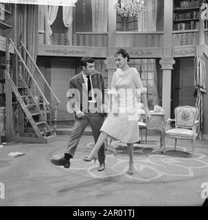 Television Operette My sister and I. Sigrid Koetse and Maxim Hamel Date: January 1, 1962 Keywords: entertainment programs, operettas, television programs Personal name: Hamel, Maxim, Koetse, Sigrid Stock Photo