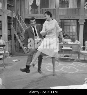 Television Operette My sister and I. Sigrid Koetse and Maxim Hamel Date: January 1, 1962 Keywords: entertainment programs, operettas, television programs Personal name: Hamel, Maxim, Koetse, Sigrid Stock Photo