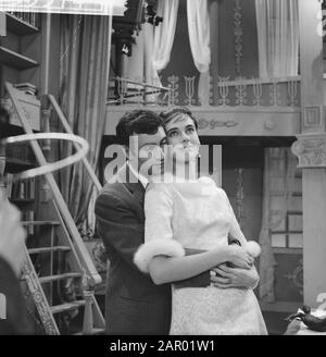 Television Operette My sister and I. Sigrid Koetse and Maxim Hamel Date: January 1, 1962 Keywords: entertainment programs, operettas, television programs Personal name: Hamel, Maxim, Koetse, Sigrid Stock Photo