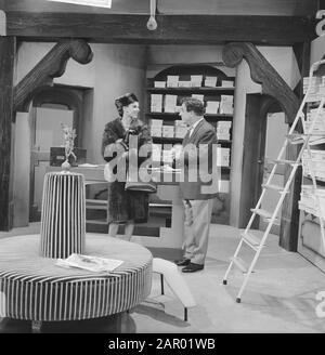 Television Operette My sister and I. Sigrid Koetse and Johan Card Date: January 1, 1962 Keywords: entertainment programs, operettas, television programs Personal name: Card, Johan, Koetse, Sigrid Stock Photo