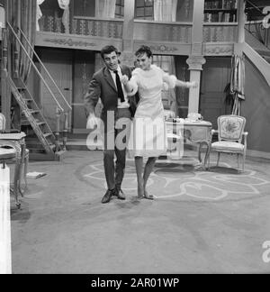 Television Operette My sister and I. Sigrid Koetse and Maxim Hamel Date: January 1, 1962 Keywords: entertainment programs, operettas, television programs Personal name: Hamel, Maxim, Koetse, Sigrid Stock Photo