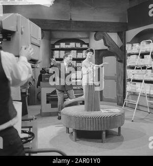 Television Operette My sister and I. Sigrid Koetse and Johan Card Date: January 1, 1962 Keywords: entertainment programs, operettas, television programs Personal name: Hedy Dancona, Map, Johan, Coetse, Sigrid Stock Photo