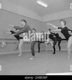 English choreographer Michel Holmes at Rotterdams Ballet Academie Date: 27 October 1961 Location: Rotterdam, Zuid-Holland Stock Photo
