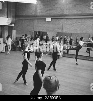 Rehearsal National Ballet. Dance scene from the Etude of Harold Lander Annotation: In the middle against the mirror: Sonia Gaskell and ballet master Roland Casenave Date: 6 November 1961 Keywords: ballet, rehearsals Personal name: Casenave, Roland, Gaskell, Sonia Stock Photo