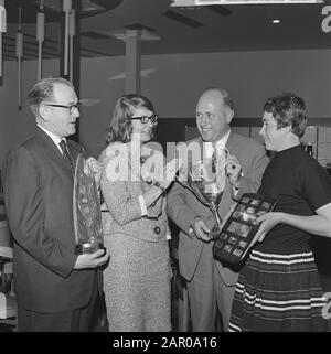 Awards awards annual meeting KNZB Annotation: The Mother Triebelsbeker was for the outgoing secretary S. Bolman, chairman of the Sports Commission. Free swimmer Adrie Lasterie (right) got the Van der Mastschild. Left perhaps M. Boon who was appointed honorary member Date: April 28, 1962 Location: Hilversum Keywords: awards, associations, swimming Personal name: KNZB Stock Photo