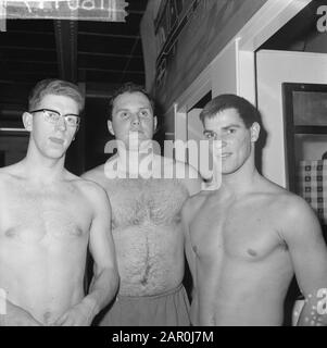 Training Dutch waterpolozevental started, from l.n.r. Rudi van den Hoofdakker, Fred van Dorp (captain) and Loet Geutjes Date: 1 February 1964 Keywords: captains, water polo teams Personal name: Fred van Dorp Stock Photo