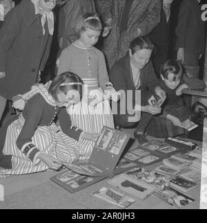 New Year's Exchange Day at the Koopmansbeurs in Amsterdam, one of the collectors who has everything in the field of German army and Nazi time Date: January 12, 1964 Location: Amsterdam, Noord-Holland Institution name: Koopmansbeurs Stock Photo