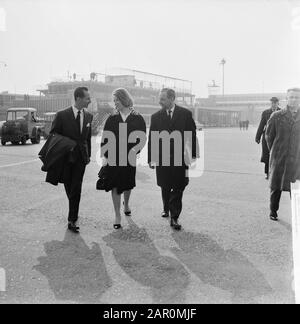 Departure Don Carlos. After a short stay in the Netherlands, Tuesday afternoon from Schiphol to Paris the fiancée of Princess Irene Date: 10 March 1964 Location: Noord-Holland, Schiphol Keywords: royal house, departures, airports Personal name: Carlos Hugo, prince, Irene, princess Stock Photo