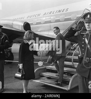 Departure Don Carlos. After a short stay in the Netherlands, Tuesday afternoon from Schiphol to Paris the fiancée of Princess Irene Date: 10 March 1964 Location: Noord-Holland, Schiphol Keywords: royal house, departures, airports Personal name: Carlos Hugo, prince, Irene, princess Stock Photo