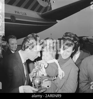 Rudi Carrell won the silver rose. Upon his arrival at Schiphol he is greeted by his wife and daughter Caroline Date: 25 april 1964 Location: Noord-Holland, Schiphol Personal name: Carrell, Caroline, Carrell, Rudi Stock Photo