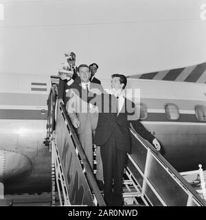Rudi Carrell won the silver rose. Rudi Carrell on the plane stairs Date: 25 april 1964 Location: Noord-Holland, Schiphol Keywords: arrivals Personal name: Carrell, Rudi Stock Photo